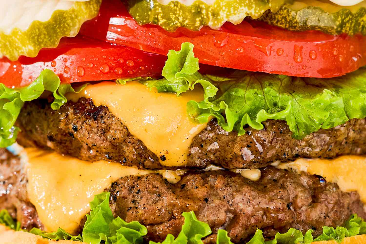 سألت 7 طهاة عن سر ألذ البرجر المشوي، فقالوا جميعًا نفس الشيء