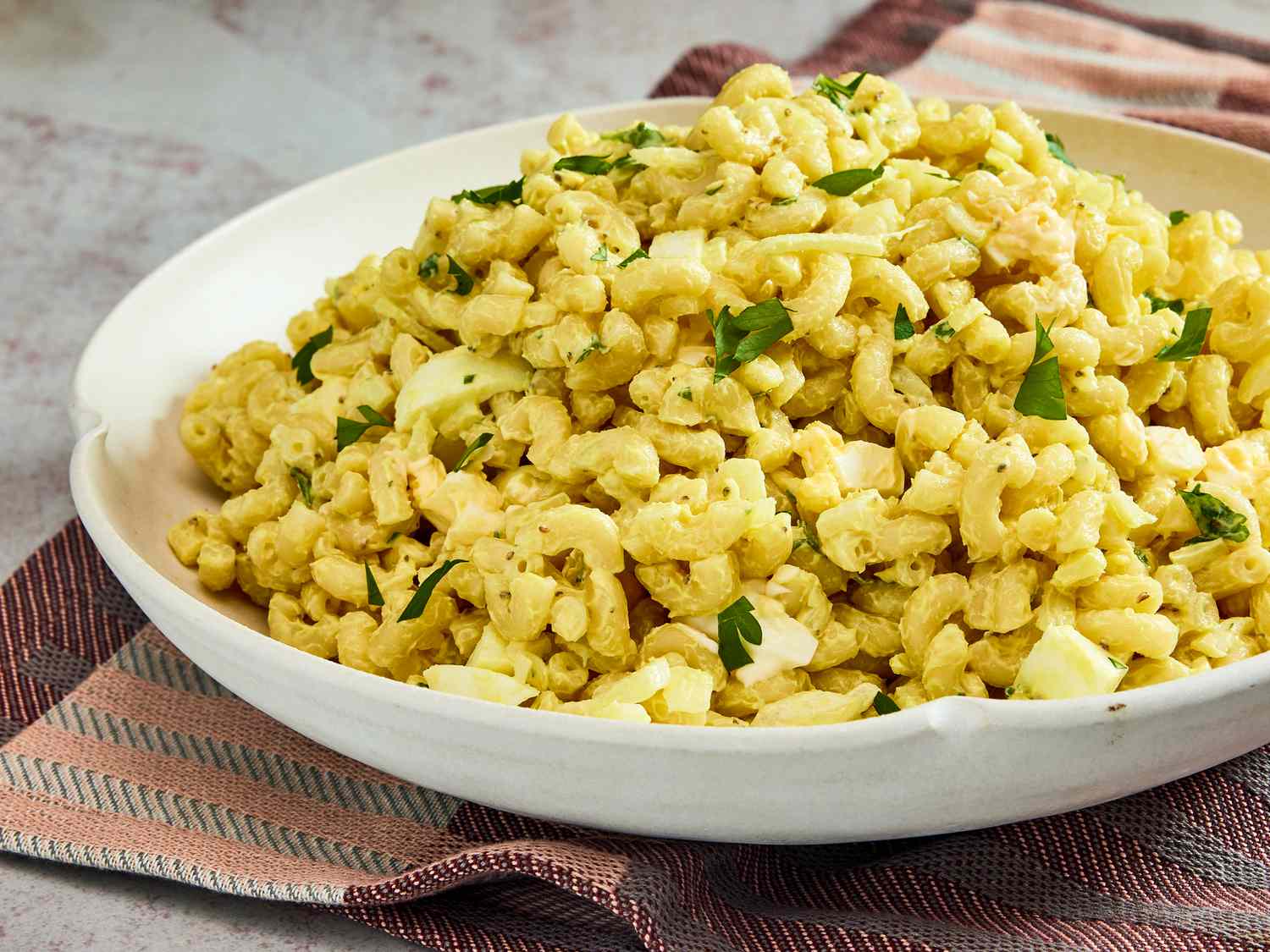 Äitini makaroni -salaatti on aina ensimmäinen asia, joka on mennyt potluckissa