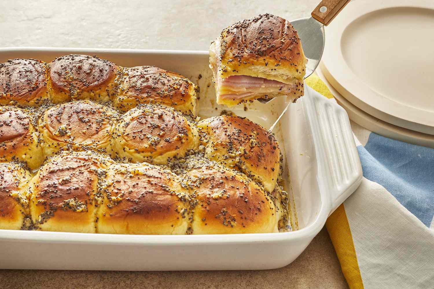 طبق أمي المشهور جدًا، ولا يمكنها الظهور بدونه